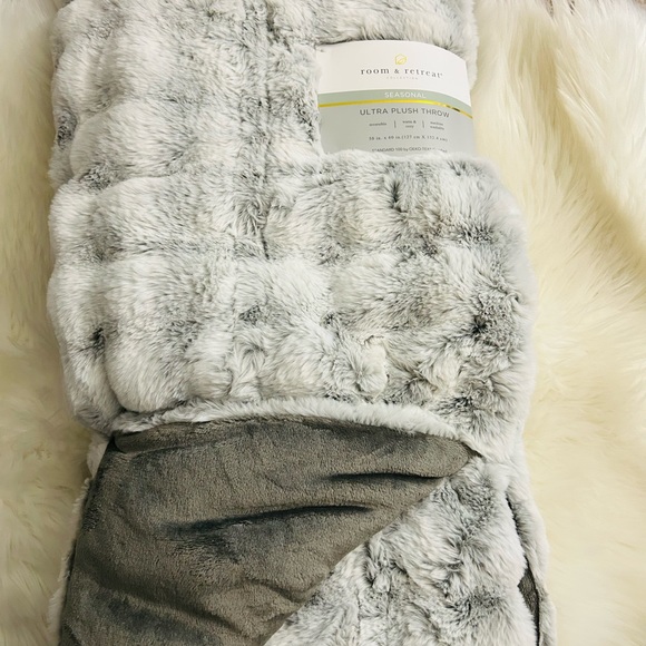 Room & Retreat Ultra Plush Throw - Picture 2 of 2